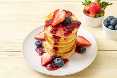 çilek, yaban mersini ve berry sos ile gözleme