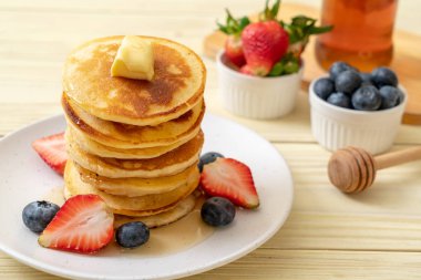 tereyağlı gözleme, çilek, yabanmersini ve bal