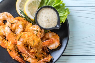 Kızarmış karides ya da soslu karides.