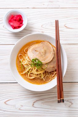 chaashu domuz eti - Japon tarzı ile TONKOTSU ramen erişte