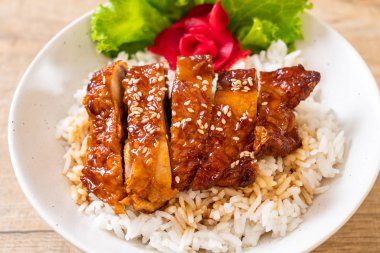 tepesinde ekmek kapısı üzerinde teriyaki soslu ızgara tavuk