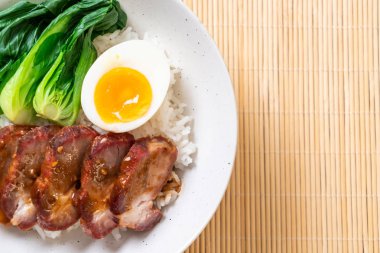 tepesinde pirinç - Asya gıda tarzı Barbekü kırmızı domuz kızartma