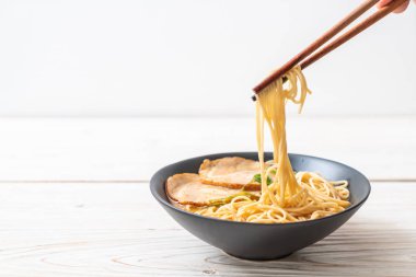 chaashu domuz eti - Japon tarzı ile TONKOTSU ramen erişte