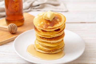 tereyağı ve bal ile krep yığını