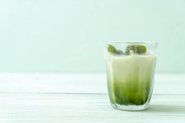 Matcha yeşil çay buzlu cam sütlü