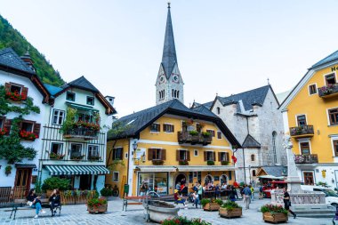 Hallstatt, Avusturya - 29 Ağustos 2018: kasaba meydanında Hallstatt, Avusturya. Hallstatt Avusturya Alplerinde Hallstatter gölde bulunan ve Unesco Dünya Mirası bölgeye göre terfi tarihi köydür.
