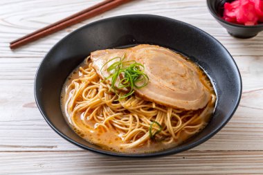 chaashu domuz eti - Japon tarzı ile TONKOTSU ramen erişte
