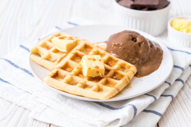 Çikolatalı dondurma waffle ve karamel sos ile