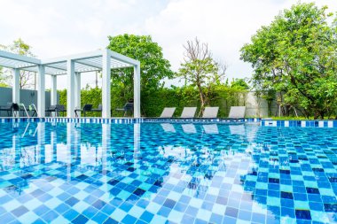 Otel ve tatil seyahat ve tatil için açık yüzme havuzunda havuzuyla yatak