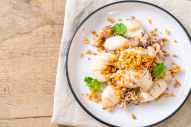 Kızarmış kalamar ya da tabakta sarımsak olan ahtapot.