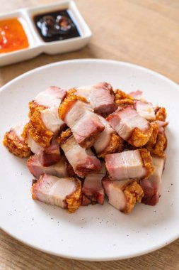 Kıtır kıtır domuz eti mi yoksa kızarmış domuz eti mi?