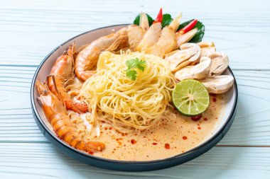 Baharatlı karides spagetti makarna (Tom Yum Goong) - İtalyan Füzyon gıda tarzı
