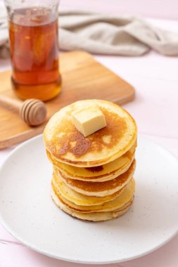 tereyağı ve bal ile krep yığını