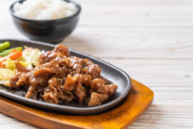 sıcak plaka - Asya tarzı domuz biftek dilimlenmiş