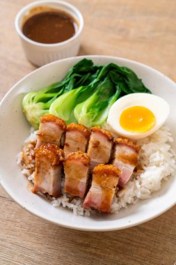 gevrek domuz yağı tepesinde pirinç - Asya gıda tarzı