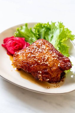 teriyaki sosu ve susam ızgara tavuk biftek