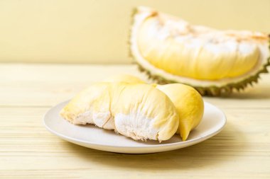 Ahşap zemin üzerinde taze Durian meyvesi