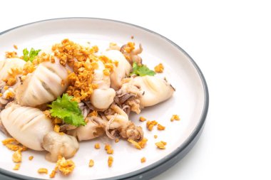 Kızarmış kalamar ve ahtapot beyaz arka plan üzerinde izole sarımsak ile