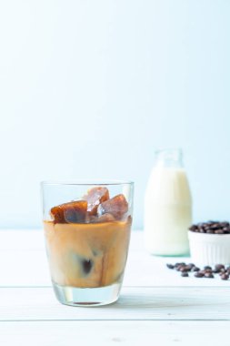 ahşap masa üzerinde sütlü kahve buz küpleri