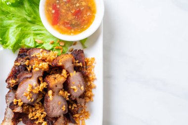 Fried çizgili domuz eti veya gevrek domuz eti veya derin kızarmış domuz yağı sarımsak ile