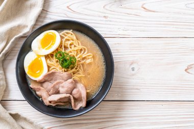 domuz eti ve yumurta - Japon tarzı ile TONKOTSU ramen erişte