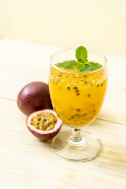 taze ve buzlu meyve suyu - sağlıklı içecek