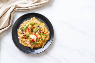 Karıştırılmış kalamar ya da tuzlu yumurtalı ahtapot - Asya deniz ürünleri tarzı