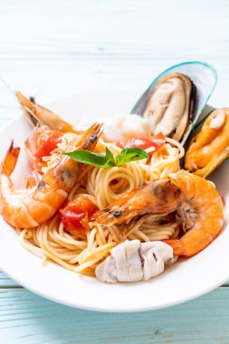 Deniz ürünleri makarna makarna midye, karides, Squis, midye ve domates - İtalyan yemeği tarzı ile