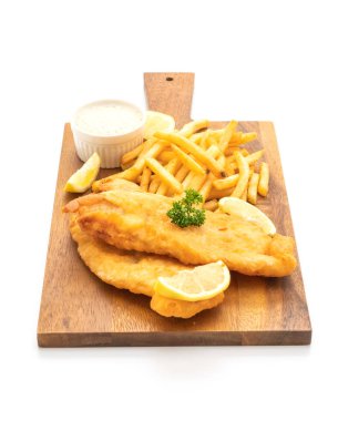 Balık ve cips beyaz arka plan üzerinde izole patates kızartması ile