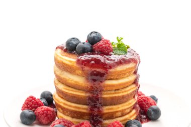 Taze ahududu ve beyaz arka plan üzerinde izole yaban mersini ile gözleme