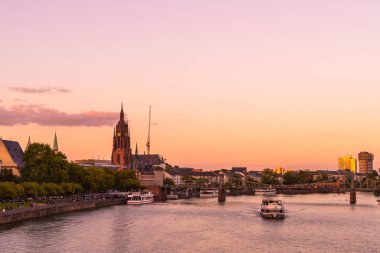 Frankfurt am Main manzarası twilight saat sırasında.