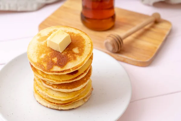 Pfannkuchen Stapeln Sich Mit Butter Und Honig — Stockfoto