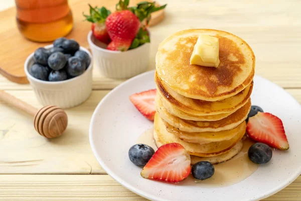 Pancake Dengan Mentega Stroberi Blueberry Dan Madu — Stok Foto