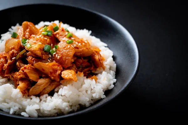 Carne Cerdo Salteada Con Kimchi Sobre Arroz Rematado Estilo Coreano —  Fotos de Stock