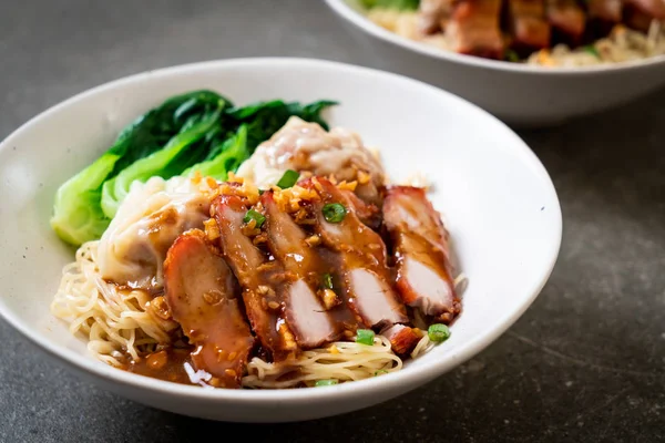 Fideos Huevo Con Cerdo Asado Rojo Wonton Estilo Comida Asiática — Foto de Stock