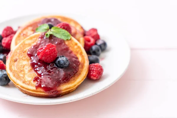 Souffle Pancake Fresh Raspberries Blueberries — Stock Photo, Image