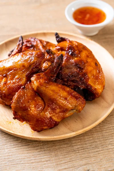 Gegrilltes Und Grillhühnchen Auf Dem Tisch — Stockfoto