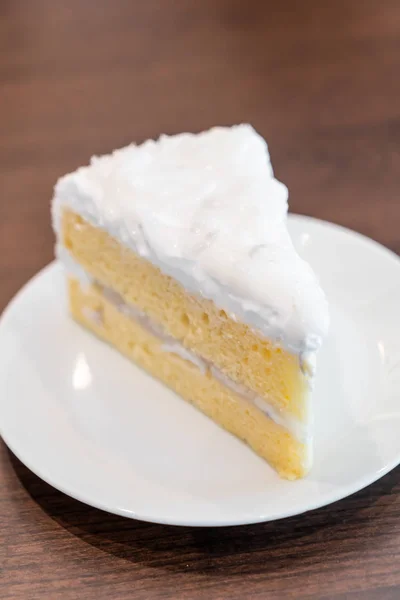 白い皿にココナッツ ケーキ — ストック写真