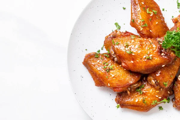 Beyaz susamlı ızgara tavuk kanadı.