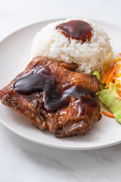 Ayam Panggang Dengan Saus Teriyaki Dan Nasi Dan Salad — Stok Foto