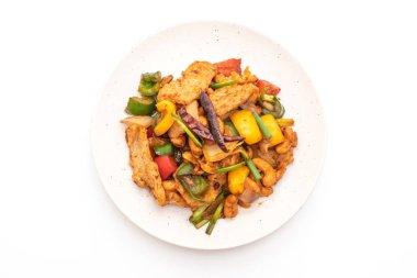 Kaju fıstığı beyaz arka plan üzerinde izole ile tavada kızartılmış tavuk