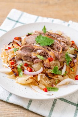 Kızarmış ördek - füzyon gıda tarzı ile pamelo baharatlı salata