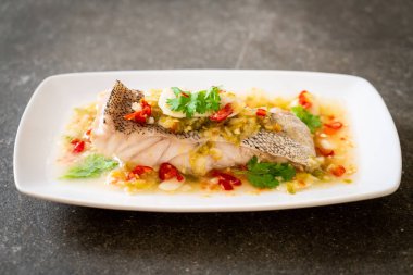 Kireç soyunma - orfoz balığı fileto Chili Lime Soslu buğulama Asya gıda tarzı