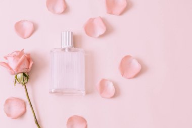 parfüm şişesi ile rose petal arka plan üzerinde