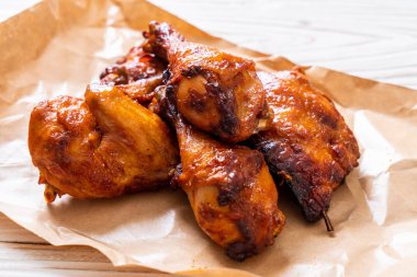 Masada ızgara ve ızgara tavuk.