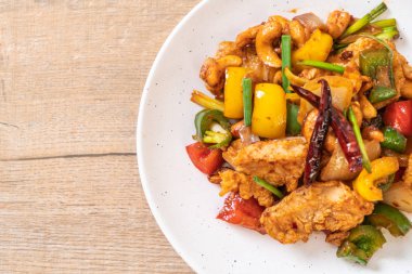 Kaju fıstığı - Asya gıda ile tavada kızartılmış tavuk