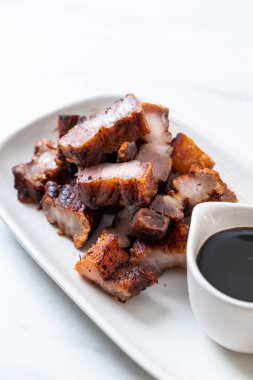 Fried çizgili domuz eti veya gevrek domuz eti veya derin kızarmış domuz eti sos ile