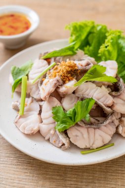 Soslu ve sebzeli haşlanmış balık sosu.