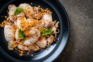 Kızarmış kalamar ya da tabakta sarımsak olan ahtapot.