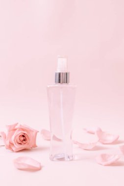 parfüm şişesi ile rose petal arka plan üzerinde